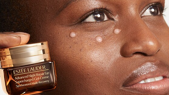 φωτογραφία όπου χρησιμοποιείται ο Advanced Night Repair Eye Supercharged Gel-Creme που καταπολέμα τις ελεύθερες ρίζες